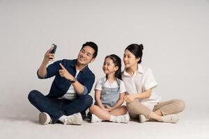 Aziatisch familie portret poseren Aan wit achtergrond foto