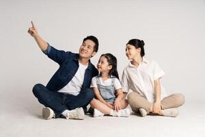 Aziatisch familie portret poseren Aan wit achtergrond foto