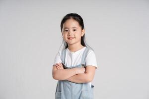 portret van een lief Aziatisch baby meisje poseren Aan een wit achtergrond foto