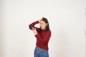 jong Aziatisch vrouw in rood t-shirt spelen mobiel spel Aan smartphone geïsoleerd Aan wit achtergrond foto