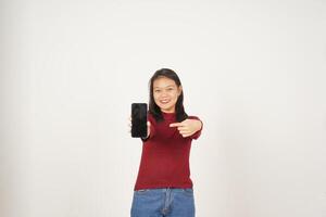 jong Aziatisch vrouw in rood t-shirt tonen en richten smartphone blanco scherm geïsoleerd Aan wit achtergrond foto