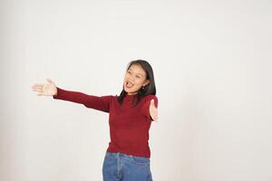 jong Aziatisch vrouw in rood t-shirt geven een knuffel geïsoleerd Aan wit achtergrond foto