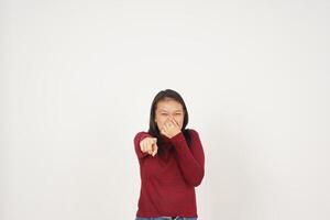 jong Aziatisch vrouw in rood t-shirt ruiken iets stinkend en walgelijk geïsoleerd Aan wit achtergrond foto