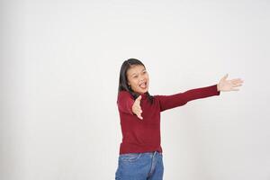 jong Aziatisch vrouw in rood t-shirt geven een knuffel geïsoleerd Aan wit achtergrond foto