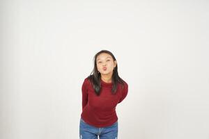 jong Aziatisch vrouw in rood t-shirt blazen kus geïsoleerd Aan wit achtergrond foto