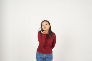 jong Aziatisch vrouw in rood t-shirt blazen kus geïsoleerd Aan wit achtergrond foto