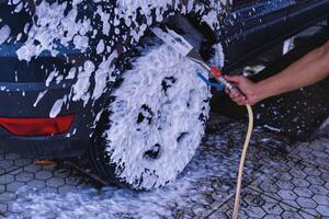 arbeider het wassen auto foto