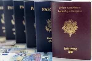 Verenigde staten en Frankrijk paspoorten Aan valuta transparant achtergrond, laag camera hoek foto