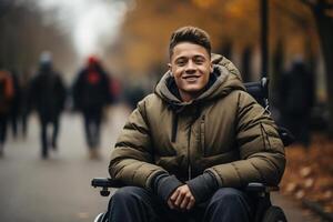 ai gegenereerd glimlachen jong gehandicapt Mens Aan rolstoel in herfst park foto