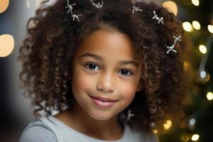 ai gegenereerd vrolijk Kerstmis en gelukkig nieuw jaar kind portret, Afrikaanse Amerikaans weinig glimlachen gekruld meisje Aan feestelijk achtergrond bokeh slinger binnenshuis foto