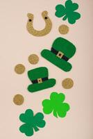 st. Patrick dag concept met elf van Ierse folklore hoed, goud munten en hoefijzer foto
