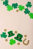 st. Patrick dag concept met elf van Ierse folklore hoed, goud munten en hoefijzer foto