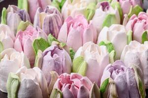 mooi smakelijk marshmallows in de het formulier van tulp bloemknoppen foto