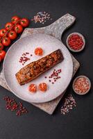 heerlijk rood Zalm vis gegrild met saus en sesam, specerijen en kruiden foto