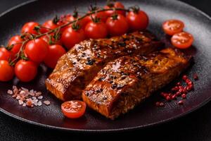 heerlijk rood Zalm vis gegrild met saus en sesam, specerijen en kruiden foto