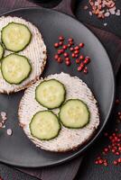 heerlijk vegetarisch belegd broodje met gegrild geroosterd brood, room kaas, komkommers en zaden foto