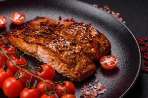 heerlijk rood Zalm vis gegrild met saus en sesam, specerijen en kruiden foto