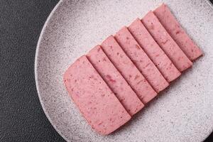 heerlijk ingeblikt roze ham met zout, specerijen en kruiden foto