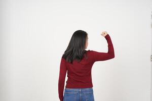 jong Aziatisch vrouw in rood t-shirt tonen sterk armen, emancipatie van Dames concept geïsoleerd Aan wit achtergrond foto