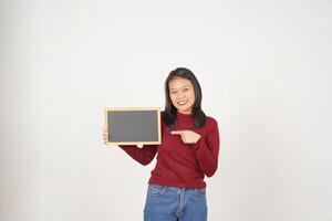 jong Aziatisch vrouw in rood t-shirt tonen en Holding zwart of krijt bord teken geïsoleerd Aan wit achtergrond foto