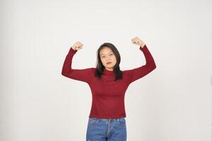 jong Aziatisch vrouw in rood t-shirt tonen sterk armen, emancipatie van Dames concept geïsoleerd Aan wit achtergrond foto