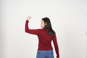 jong Aziatisch vrouw in rood t-shirt tonen sterk armen, emancipatie van Dames concept geïsoleerd Aan wit achtergrond foto