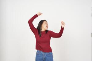 jong Aziatisch vrouw in rood t-shirt alleen maar dans geïsoleerd Aan wit achtergrond foto