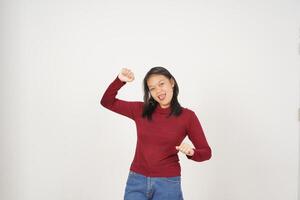 jong Aziatisch vrouw in rood t-shirt alleen maar dans geïsoleerd Aan wit achtergrond foto