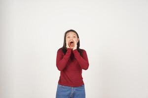 jong Aziatisch vrouw in rood t-shirt Aankondiging roepen reclame geïsoleerd Aan wit achtergrond foto