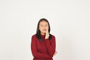 jong Aziatisch vrouw in rood t-shirt lijden kiespijn gebaar geïsoleerd Aan wit achtergrond foto