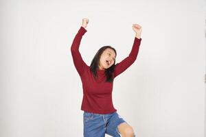 jong Aziatisch vrouw in rood t-shirt alleen maar dans geïsoleerd Aan wit achtergrond foto