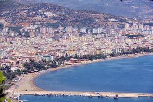 haven Alanya en rood steen toren foto