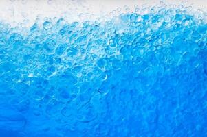 bubbels in blauw water, rustig tafereel Aan een wit achtergrond foto