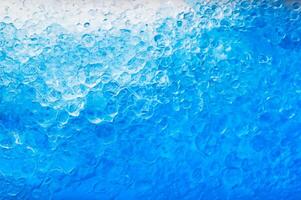 bubbels in blauw water, rustig tafereel Aan een wit achtergrond foto