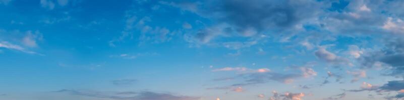 dynamisch horizon, een verbijsterend panorama van levendig zonsopkomst en zonsondergang kleuren, vastleggen van de natuur dramatisch schoonheid in een panoramisch afbeelding. foto