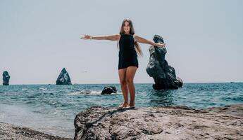 vrouw zomer reizen zee. gelukkig toerist in hoed genieten nemen afbeelding buitenshuis voor herinneringen. vrouw reiziger poseren Aan de strand Bij zee omringd door vulkanisch bergen, sharing reizen avontuur reis foto