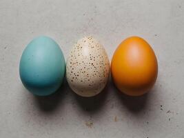 eieren Aan de tafel, geschilderd, Pasen eieren, weinig duif eieren, kwartels foto