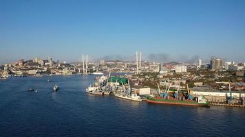 vladivostok, rusland - 24 oktober 2021-luchtfoto van het stadslandschap met uitzicht op de gouden hoornbaai. foto