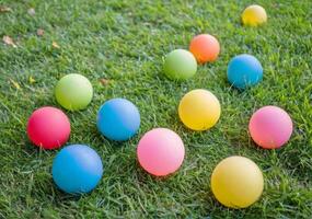 ai gegenereerd verspreiding Aan de gras kinderen kleurrijk speelgoed- ballen creëren een atmosfeer van pret en zorgeloos tijdverdrijf. foto