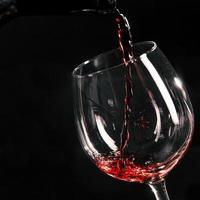close-up wijn gieten in glas. mooi fotoconcept van hoge kwaliteit
