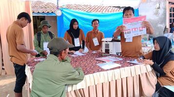 demak, Indonesië - februari, 2024 - stemmen tellen werkwijze Bij tps, Indonesisch presidentieel verkiezing. foto