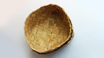 besek of geweven bamboe is een traditioneel voedsel doos gemaakt van geweven bamboe foto