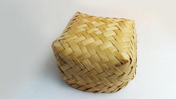 besek of geweven bamboe is een traditioneel voedsel doos gemaakt van geweven bamboe foto