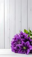 ai gegenereerd vers bloemen in Purper kleur, minimalisme, Aan wit houten achtergrond foto