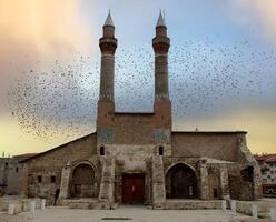 historisch siva's dubbele minaret. poef en seljuk gebouwen. dubbele minaret moskee. foto