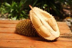 durian fruit Aan de hout tafel, detailopname van foto