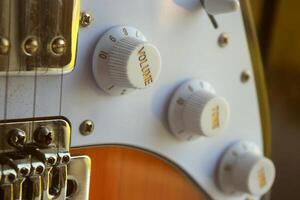 gitaar knop met toon en volume gebruikt naar aanpassen de geluid foto