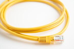 ethernet kabel voor aansluiten naar draadloze router koppeling naar internet onderhoud aanbieder internet netwerk. foto