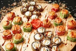 overvloedig houten bord met geassorteerd sushi broodjes foto