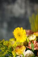 kleurrijk bloemen in vaas - helder en mooi huis decor foto